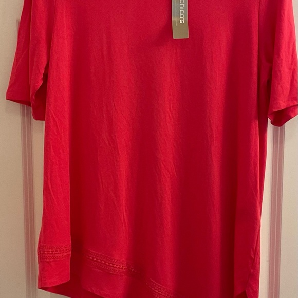 Chico’s Asymmetrical Crochet Hem Top - NWT Chico’s Size 2 / Large Wild Tuberose - Picture 3 of 9